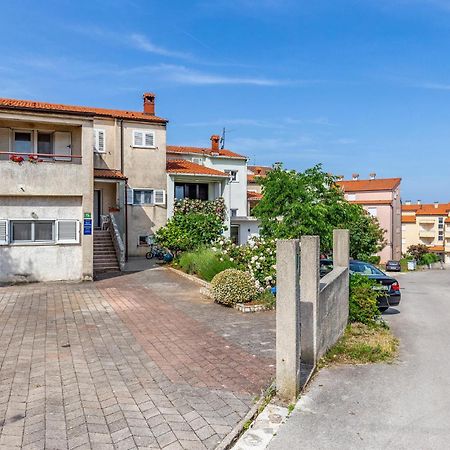 Nice Apartment In Pula With Kitchen Bagian luar foto