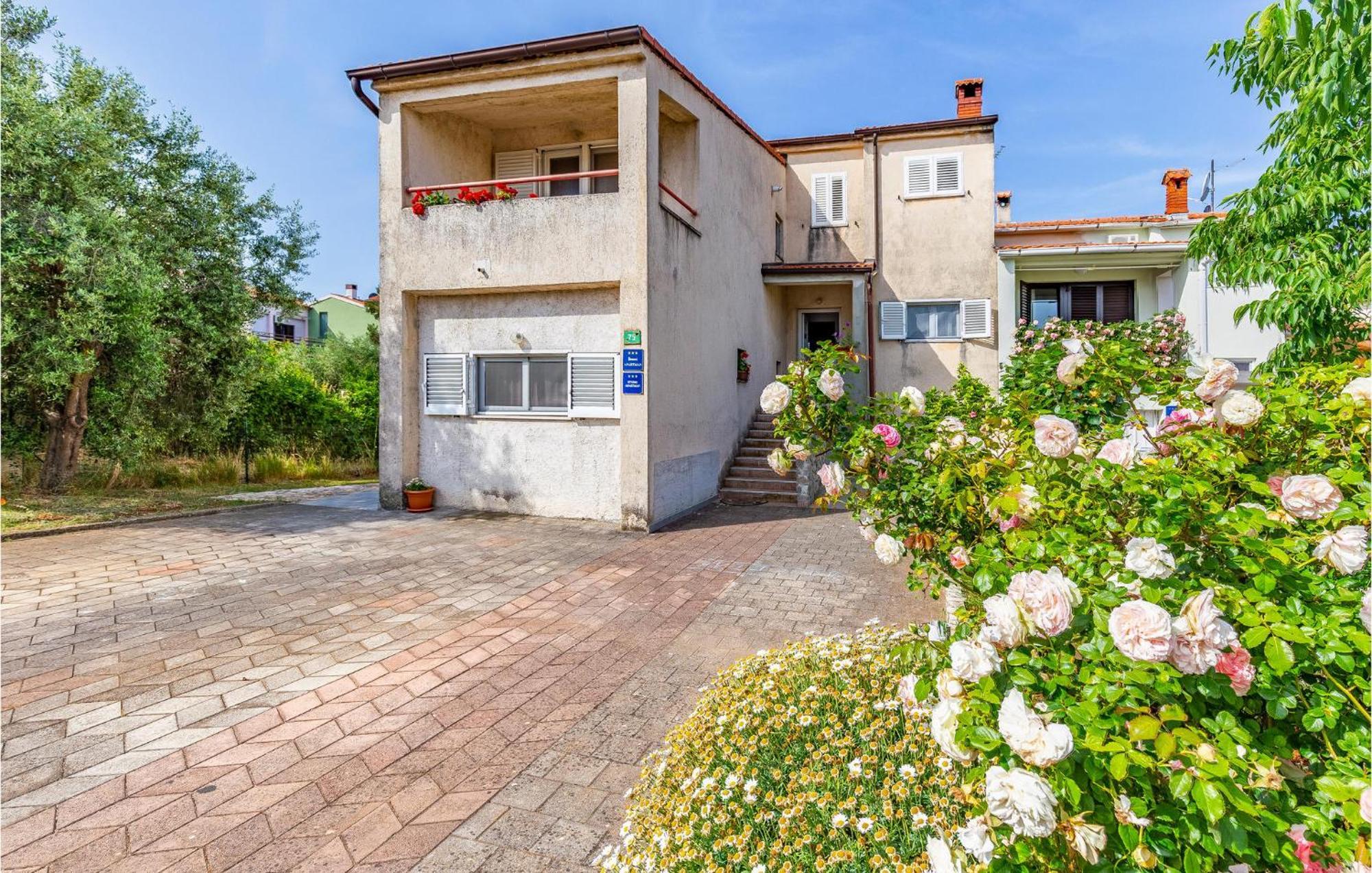 Nice Apartment In Pula With Kitchen Bagian luar foto