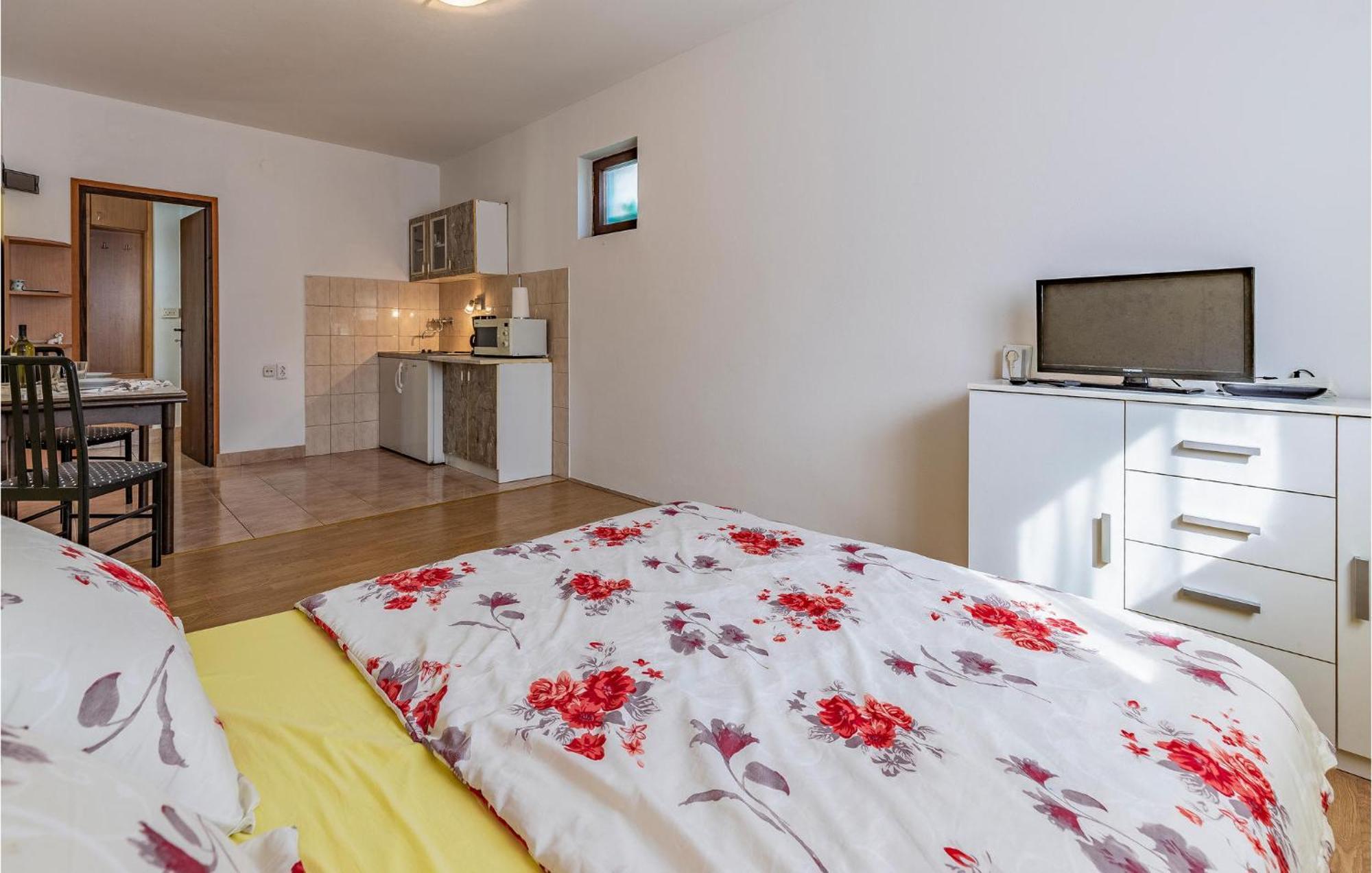 Nice Apartment In Pula With Kitchen Bagian luar foto